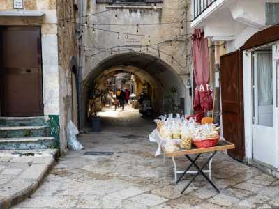 �Negozi� del genere sono visibili soprattutto in strada Arco Basso, alle spalle del Castello Svevo